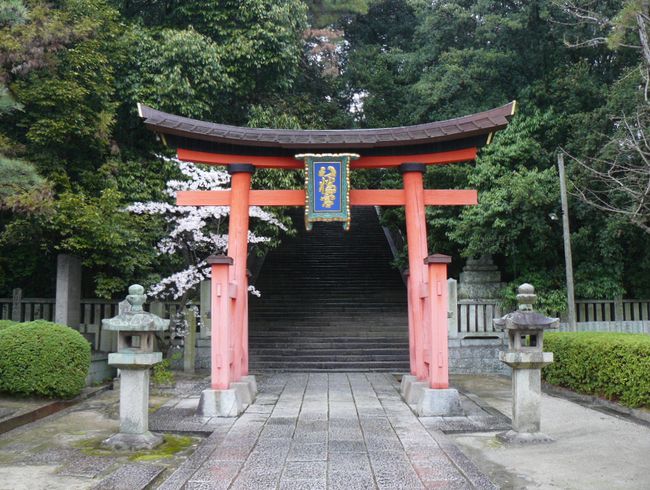 ���R�����{����{