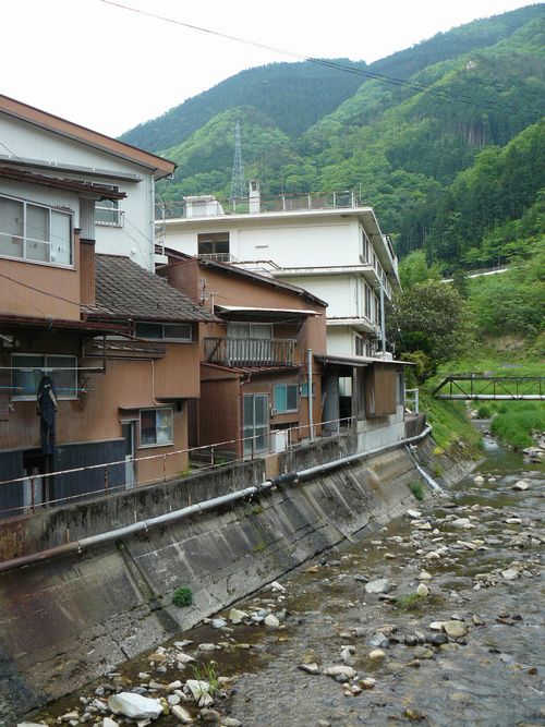 ��������F������